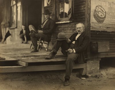 Twee mannen  jongen op veranda door Lewis W. Hine