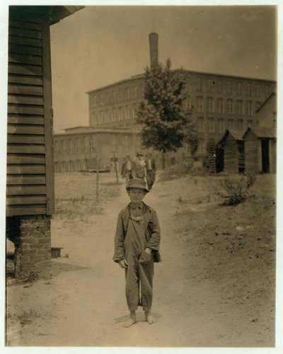 De 12-jarige Eddie Norton, verdient ongeveer 40 cent per dag als veegjongen bij Saxon Mill, Spartanburg, North Carolina, 1912 door Lewis Wickes Hine