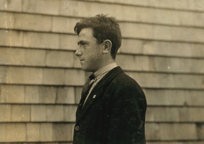 De 15-jarige James Cooney, een Ierse immigrant in Fall River, Massachusetts door Lewis Wickes Hine