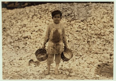 De 5-jarige migrant garnalenplukker Manuel voor een stapel oesterschelpen, werkend voor een tweede jaar bij Dunbar, Lopez, Dukate Company, Biloxi, Mississippi, 1911 door Lewis Wickes Hine