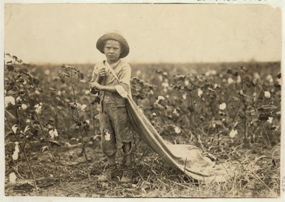 6-jarige Warren Frakes met ongeveer 20 pond katoen in zijn zak in Comanche County, Oklahoma, 1916 door Lewis Wickes Hine