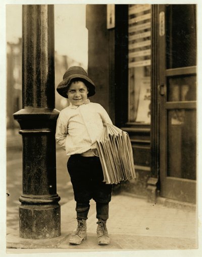 6-jarige krantenjongen, bekend als Little Fattie en slechts 3 ft 4 ins lang, werkt al een jaar in St. Louis, Missouri, 1910 door Lewis Wickes Hine