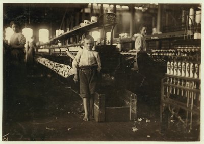 8-jarige Leo, slechts 4 voet lang, raapt spoelen op voor 15 cent per dag bij Elk Cotton Mills, Fayetteville, Tennessee, 1910 door Lewis Wickes Hine