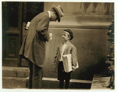 8-jarige krantenjongen Michael McNelis, die net hersteld was van zijn tweede longontsteking, verkoopt kranten in een regenstorm, Philadelphia, Pennsylvania, 1910 door Lewis Wickes Hine