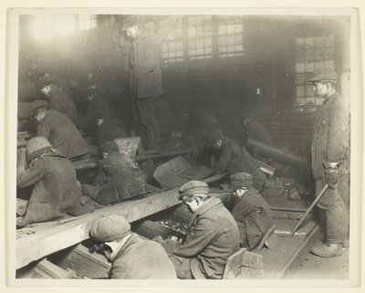 Een beeld van arbeiders in Ewen Breaker van Pennsylvania Coal Company door Lewis Wickes Hine