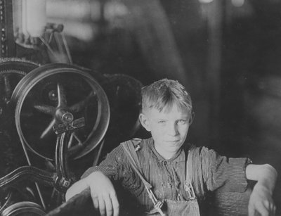 Een jonge Poolse spinner in de Quidwick Co. Mill. Anthony, R. I 1909 door Lewis Wickes Hine