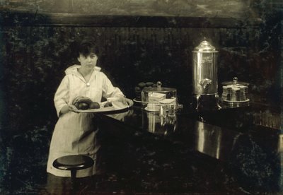 Een jonge serveerster, Delia Kane door Lewis Wickes Hine