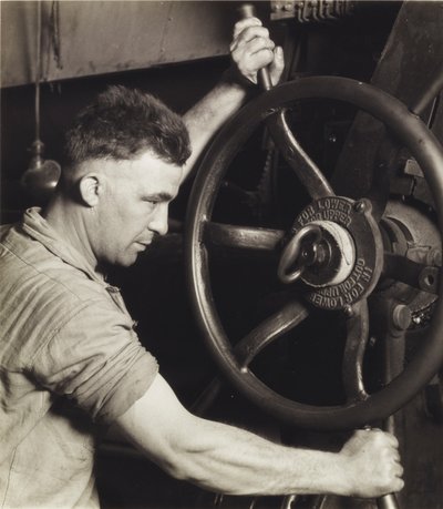 Een industrieel ontwerp: Pennsylvania Rubber Co. aan het stuurwiel van een grote kalender - het maken van autobanden door Lewis Wickes Hine