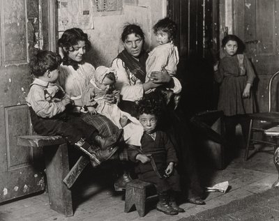 Een Italiaans huis nabij Hull House, Chicago, 1910 door Lewis Wickes Hine