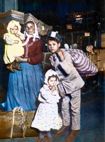 Aankomst van een familie Italiaanse immigranten op Ellis Island (New York) in de Verenigde Staten in 1905. door Lewis Wickes Hine