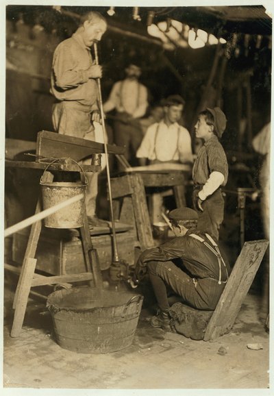 Blazer en vormjongen bij Seneca Glass Works, Morgantown, West Virginia, 1908 door Lewis Wickes Hine