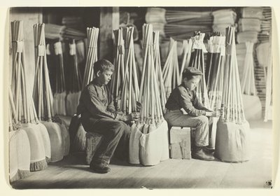 Jongens in verpakkingsruimte, Brown Mfg. Company, Evansville, Ind. door Lewis Wickes Hine