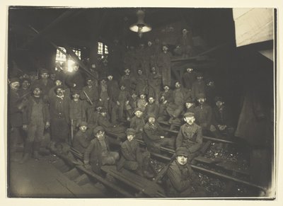 Brekerjongens in Coal Chute, South Pittston, Pennsylvania door Lewis Wickes Hine