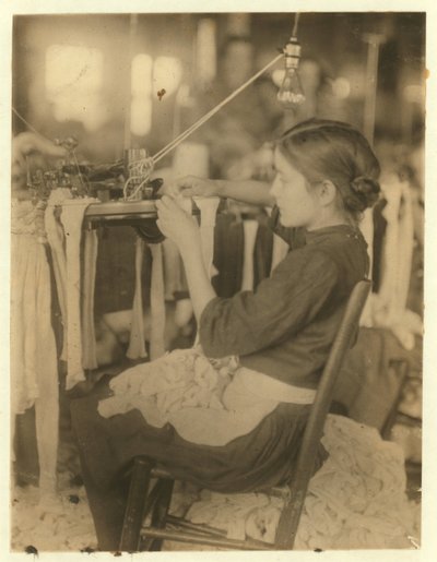 Cherokee Hosiery Mill, Rome, Georgia met draaiers en lusmakers van 8 en 9 jaar, 1913 door Lewis Wickes Hine