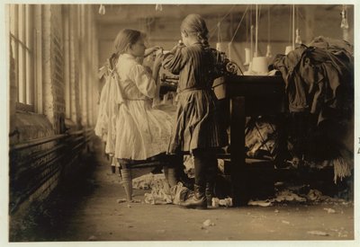 Kinderraveler en looper in Loudon Hosiery Mills, Tennessee, 1910 door Lewis Wickes Hine