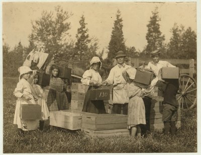 Kinderen dragen hun veenbessen naar de bushelman bij Theodore Budd