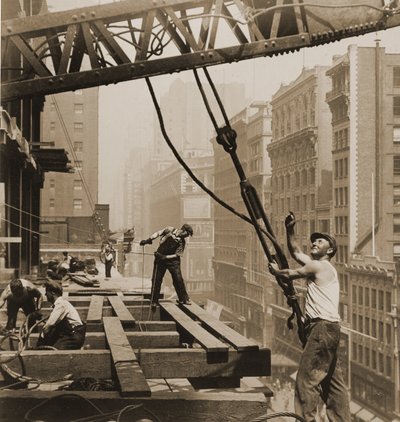 Bouwvakkers Empire State Building, ca. 1930 door Lewis Wickes Hine
