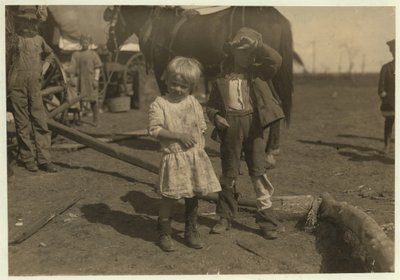 Katoenplukker van 4 jaar die regelmatig 15 pond per dag plukt en 7-jarige die 50 pond plukt. Ze verhuizen van boerderij naar boerderij en wonen in emigrantenwagens, McKinney, Texas, 1913 door Lewis Wickes Hine