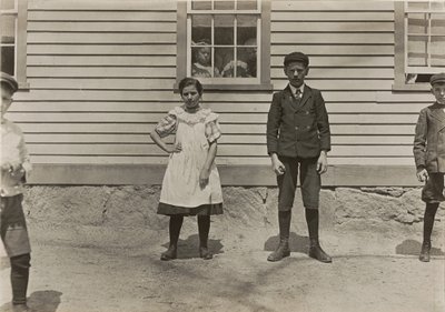Edward St. Germain en zijn zus Delia, fabrieksarbeiders, Phoenix, Rhode Island door Lewis Wickes Hine