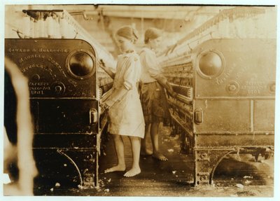 Elsie en Sadie werken in Yazoo City Yarn Mills, Mississippi zeiden dat ze 13 jaar oud waren, 1911 door Lewis Wickes Hine