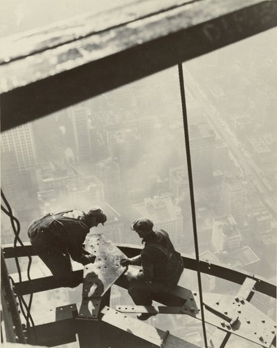 Empire State Building, New York, 1931 door Lewis Wickes Hine