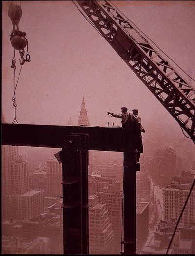 Empire State Building in aanbouw, plaatsing van een stalen balk door Lewis Wickes Hine