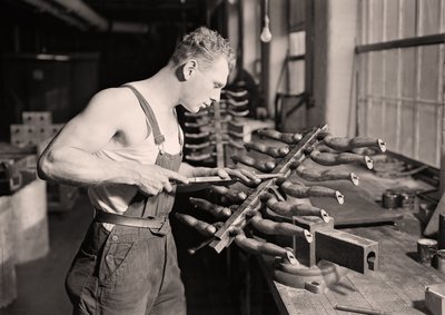 Fabrieksarbeider bij de Paragon Rubber Company, Massachusetts door Lewis Wickes Hine