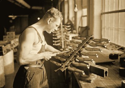 Fabrieksarbeider bij de Paragon Rubber Company, Massachusetts, 1936 door Lewis Wickes Hine
