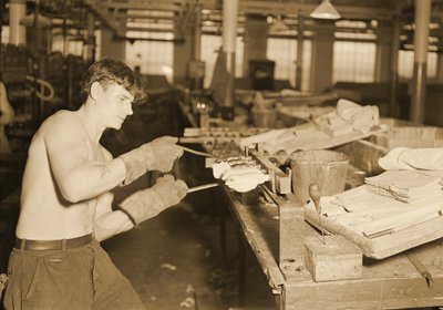 Fabrieksarbeider bij de Paragon Rubber Company, Massachusetts, 1936 door Lewis Wickes Hine
