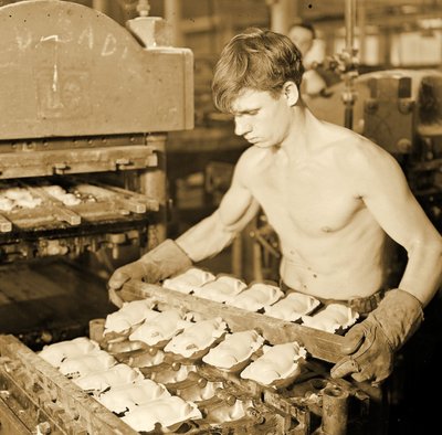 Fabrieksarbeider bij de Paragon Rubber Company, Massachusetts, 1936 door Lewis Wickes Hine