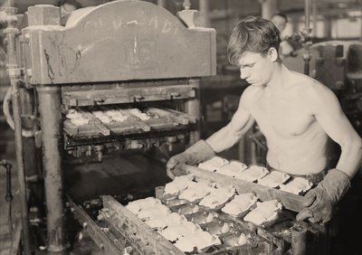 Fabrieksarbeider bij de Paragon Rubber Company, Massachusetts, 1936 door Lewis Wickes Hine