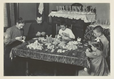 Familie maakt bloemen door Lewis Wickes Hine