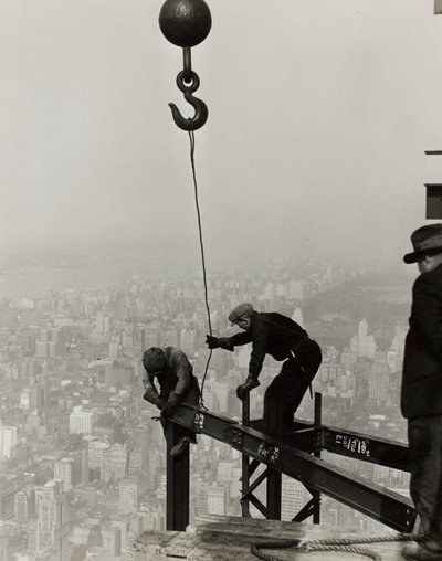 Hoog op het Empire State Building, N.Y. door Lewis Wickes Hine