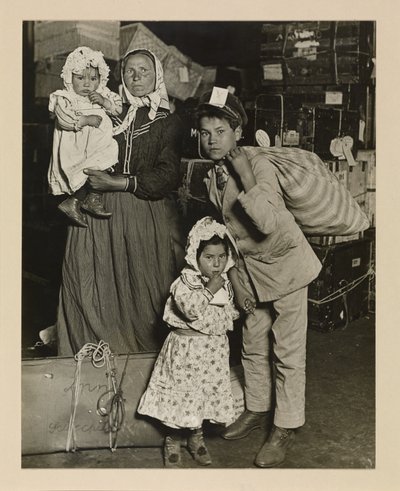 Italiaanse familie op zoek naar verloren bagage, Ellis Island door Lewis Wickes Hine