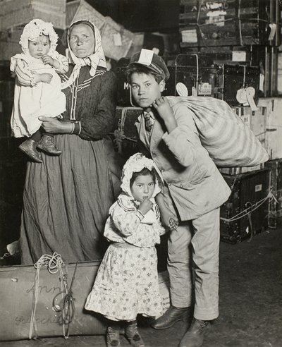 Italiaanse familie zoekt verloren bagage, Ellis Island door Lewis Wickes Hine