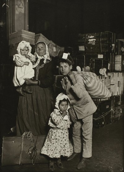 Italiaanse familie zoekt verloren bagage, Ellis Island door Lewis Wickes Hine