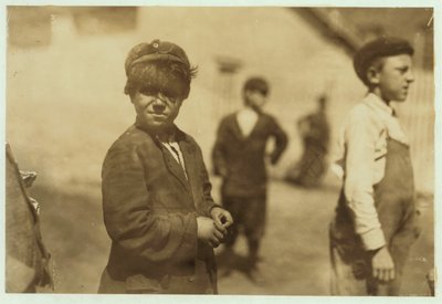 Joe (Jose) Mello, 8 of 9 jaar oud, werkt als molenveger in New Bedford, Massachusetts, 1911 door Lewis Wickes Hine