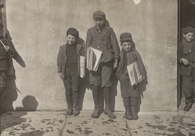 John Pento, 14 jaar oud, Daniel en Angelo Pento, 7 jaar oud, kranten verkopend, Hartford, Connecticut door Lewis Wickes Hine