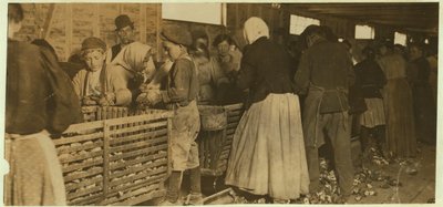 Johnnie, oesterschiller van 9 jaar, bekeken door de baas (met pijp) van de schilfabriek in Dunbar, Louisiana, 1911 door Lewis Wickes Hine