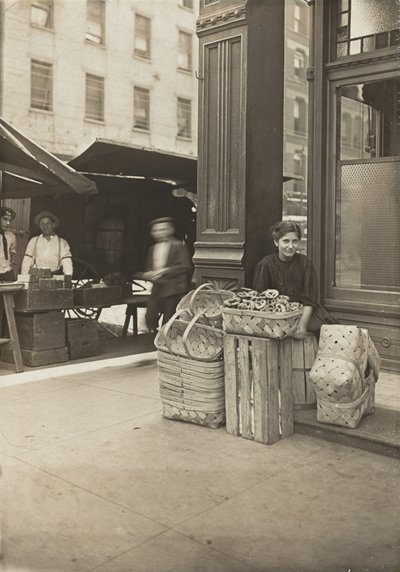 Lena Lochiavo - 11 jaar oud, mand- en pretzelverkoopster, op de Sixth Street Market voor de saloon door Lewis Wickes Hine