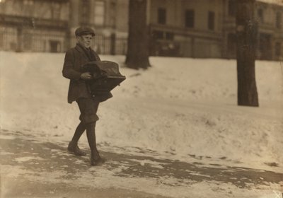 Louis A. Caulfield, 16 jaar oud, op Boston Common met een zware typemachine voor Model Typewriter Inspection Co. verdient $6 per week, 1917 door Lewis Wickes Hine