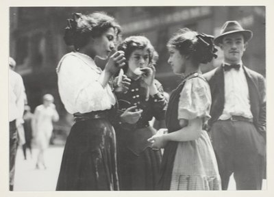 Lunchtime door Lewis Wickes Hine