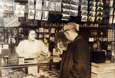 Mary Creed, 14 jaar, verkoopt sigaren door Lewis Wickes Hine