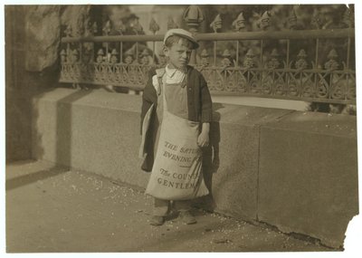 Krantverkoper Freddie Kafer, 5 of 6 jaar oud, verkoopt Saturday Evening Posts bij de ingang van het State Capitol, Sacramento, Californië, 1915 door Lewis Wickes Hine