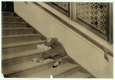 Krantenjongen slaapt met zijn kranten in Jersey City, New Jersey, 1912 door Lewis Wickes Hine