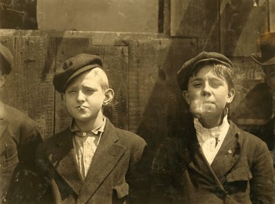 Krantjongens die een rookpauze nemen, St. Louis, Missouri. 1910 door Lewis Wickes Hine