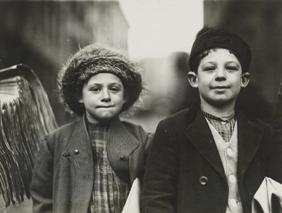 Krantenjongens, Newark, New Jersey, december 1909 (gelatinezilverdruk) door Lewis Wickes Hine