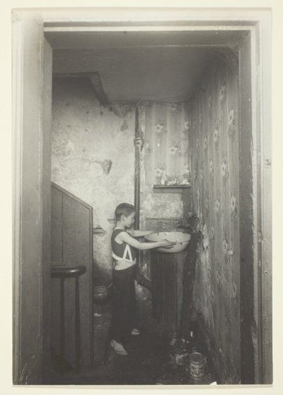Een kraan aan een vloer. Oud huurhuis in New York door Lewis Wickes Hine