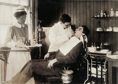 Patiënt ondergaat Tandheelkundige Behandeling door Lewis Wickes Hine