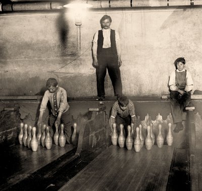 Pinboys in een metro bowlingbaan, 65 South Street, Brooklyn. New York. 1910 door Lewis Wickes Hine